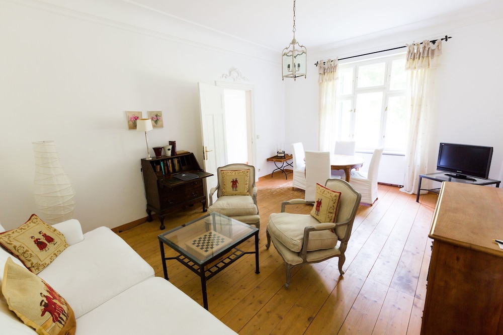 Apartment, 2 Bedrooms, Kitchen, Ground Floor (Stuckwohnung) photo 2