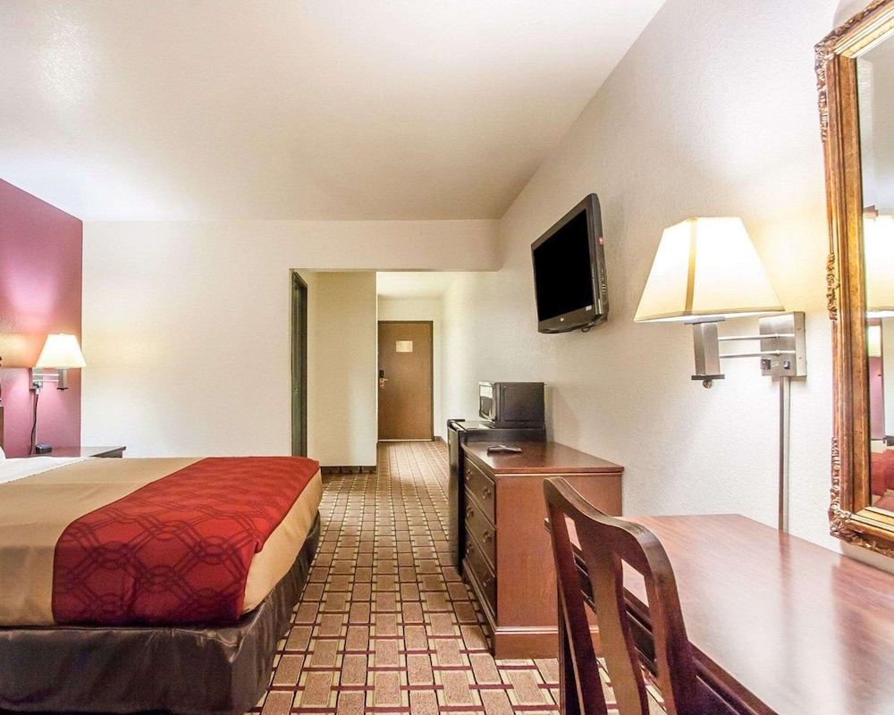 Standard Room, 1 Queen Bed, Non Smoking - Photo 1