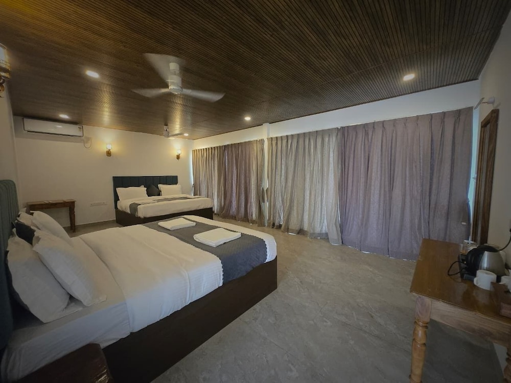 Family Room, Multiple Beds, Garden View