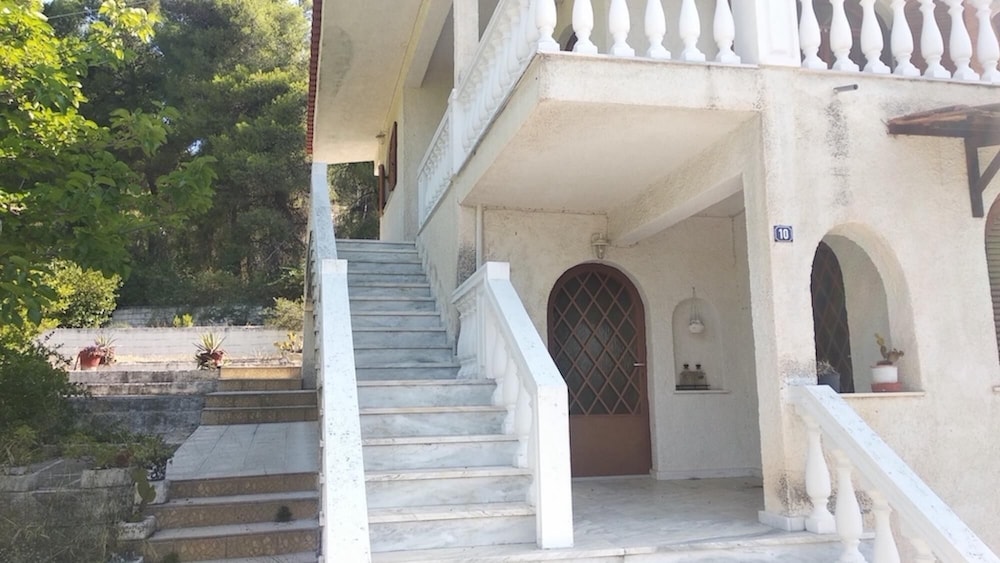 Villa, Smoking photo 3
