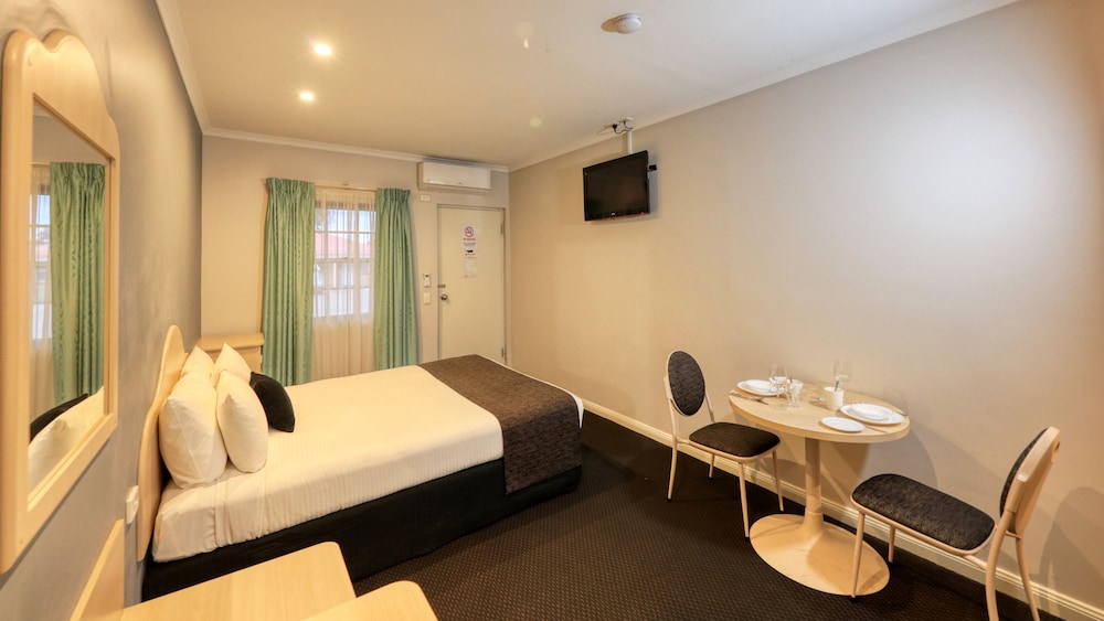 Standard Room, Non Smoking (Budget Deal) photo 3