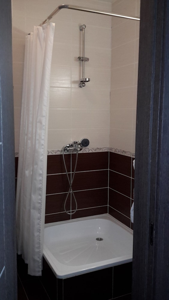 Standard Triple Room, Shared Bathroom photo 3