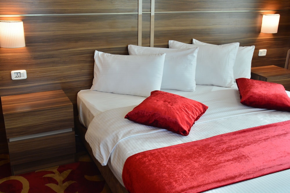 Deluxe Double Room (2 Adults + 1 Child) - Photo 3
