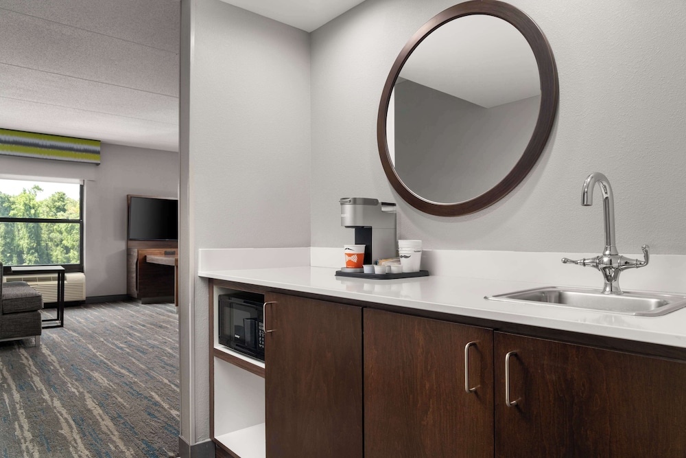Suite, 1 King Bed, Non Smoking - Photo 8