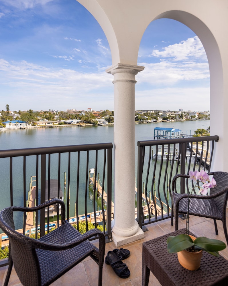 Hearing Accessible Water View King with Balcony, photo 6