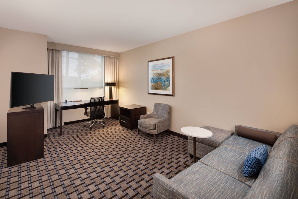 Junior Suite, 1 King Bed with Sofa bed, Corner photo 3