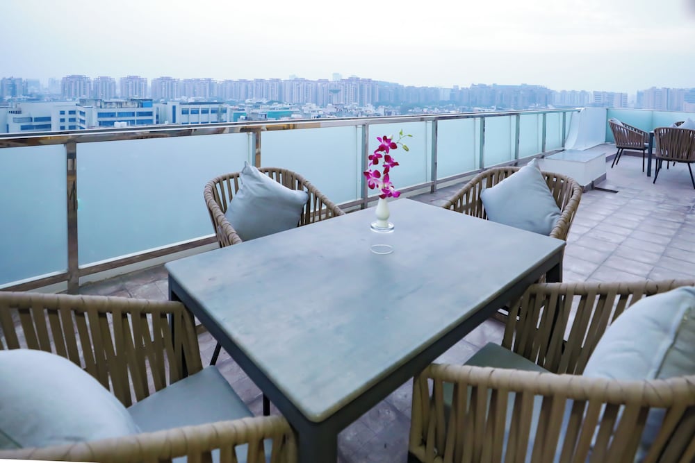 Deluxe Suite with Private Terrace - Photo 18