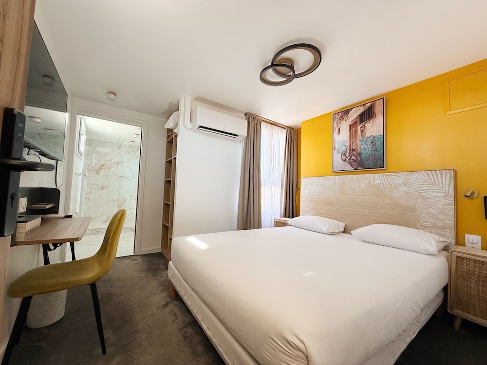 Deluxe Double Room - Photo 17