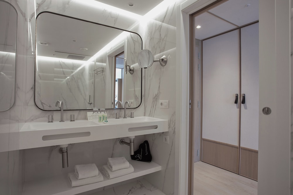 Deluxe Room, Partial Sea View