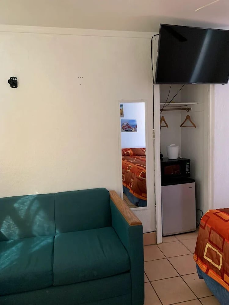 Basic Single Room, 1 King Bed photo 1