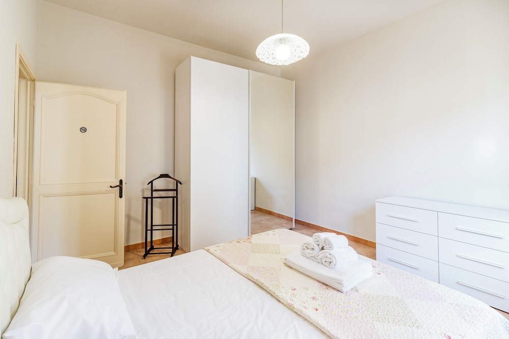 Family House, 3 Bedrooms, 2 Bathrooms, Mountainside (Home Boccaccio Terrace and Chianti)