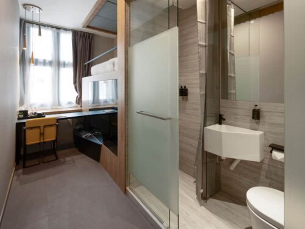 Cabin M, Window, Private Bathroom