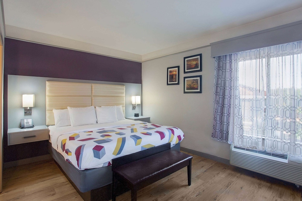 Deluxe Suite, 1 King Bed