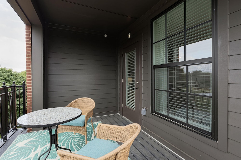 Downtown Luxury - Top Floor 2BR at Topiary Park, 写真 6