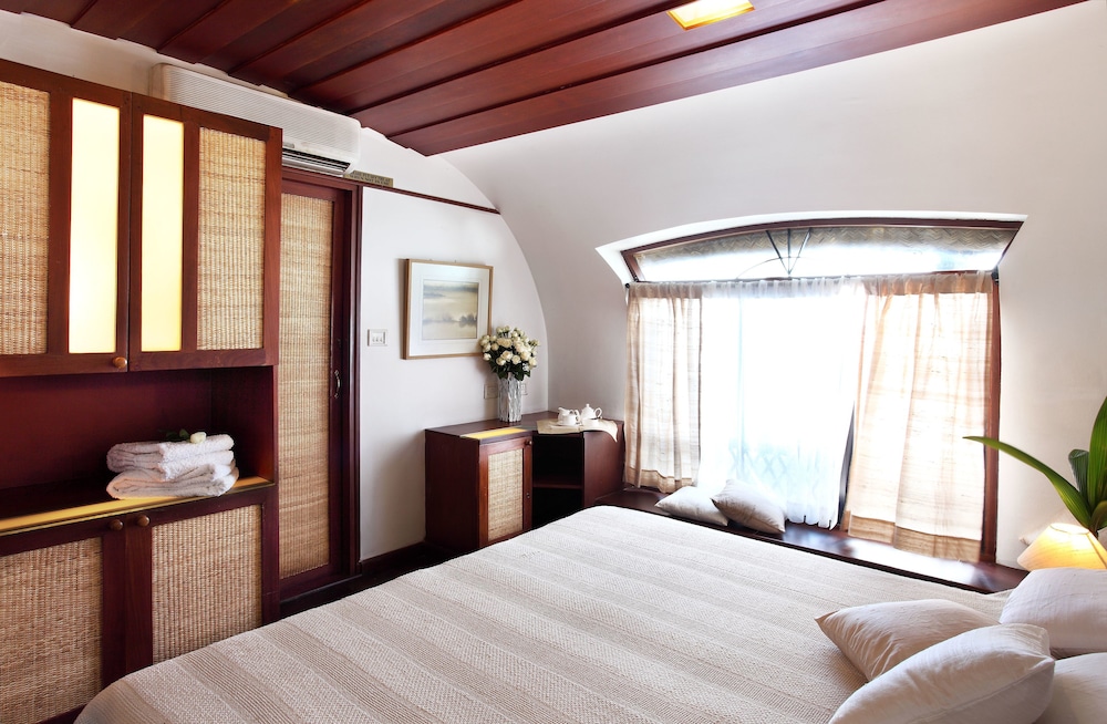 2 Bedroom Houseboat PE photo 1