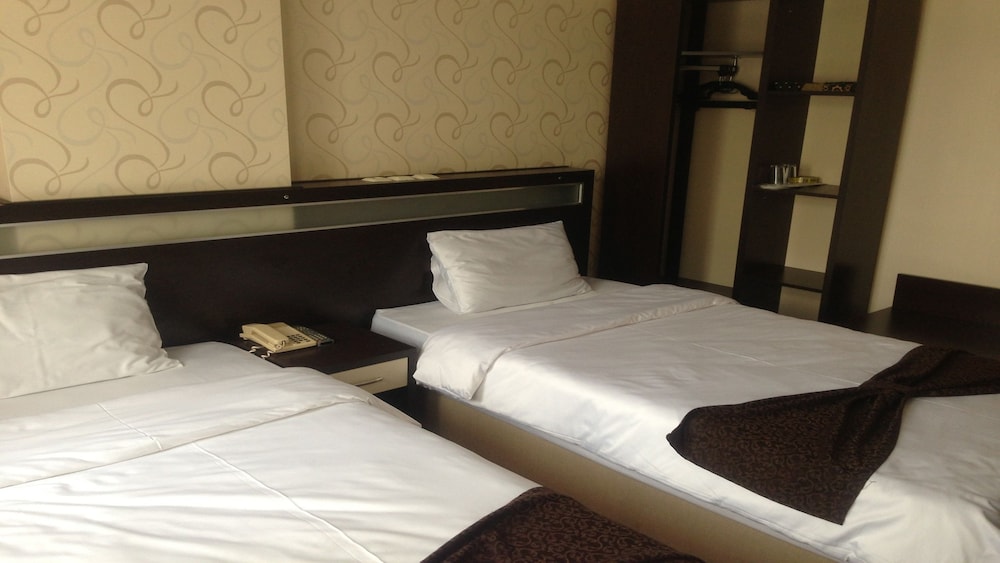 Standard Double or Twin Room - Photo 8