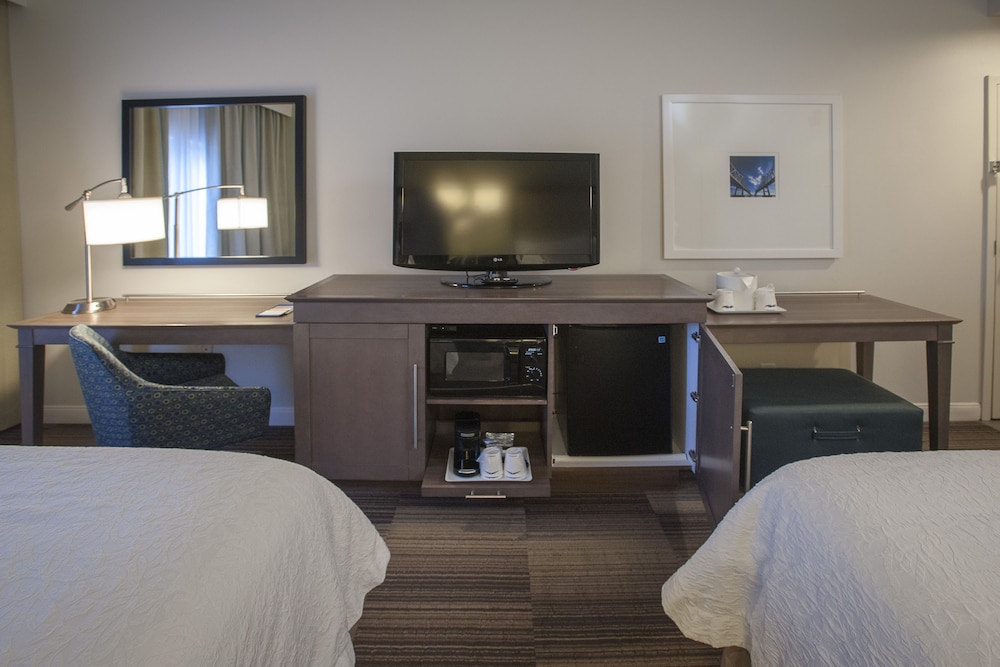 Two queen beds with accessible shower - Photo 2