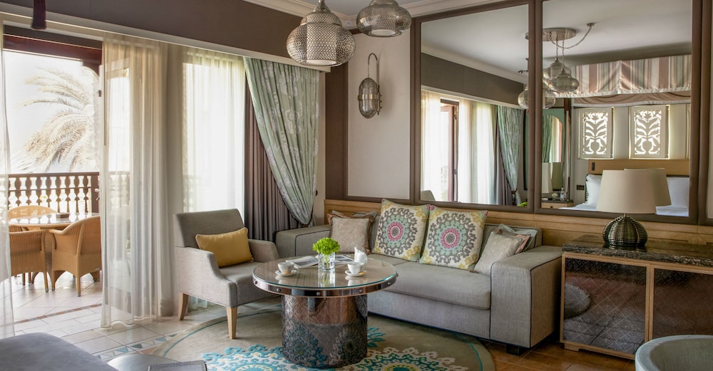 Room (Beach House Garden)
