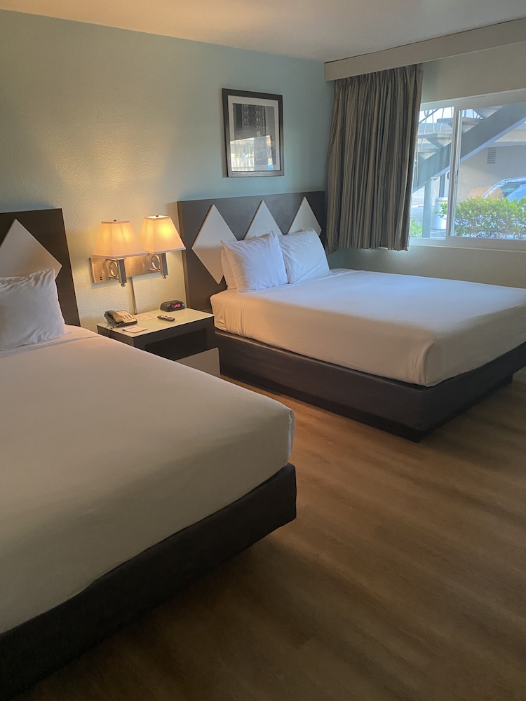 Standard Room, 2 Queen Beds - Photo 9