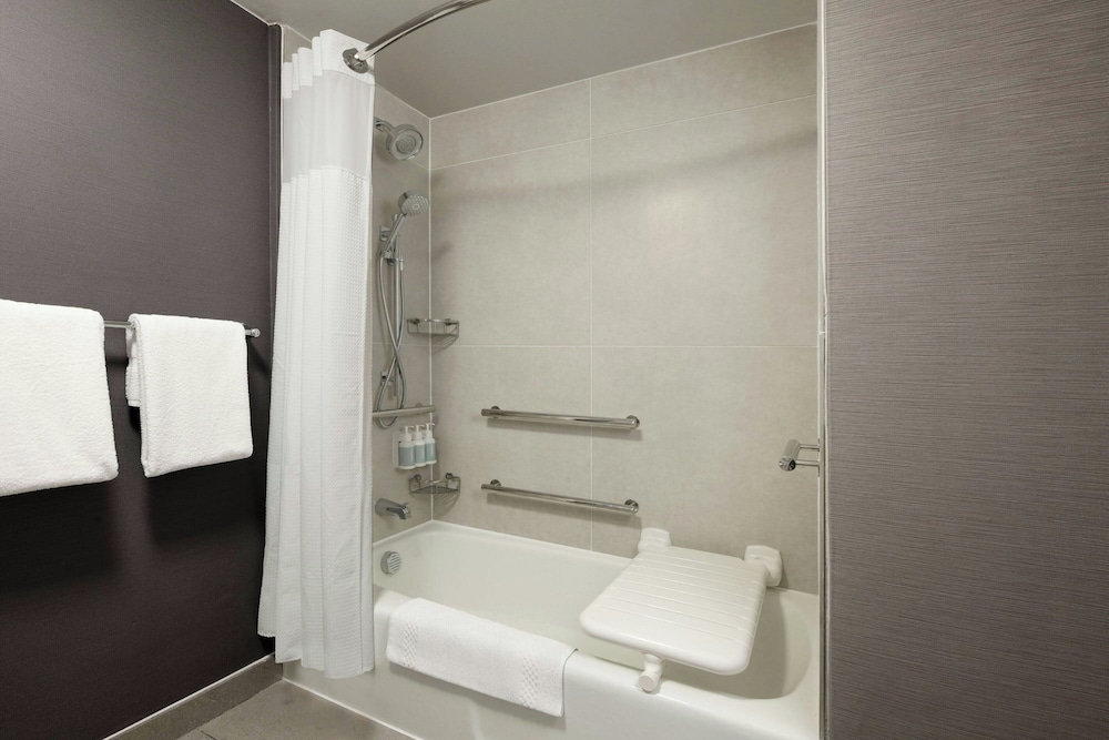 Suite, 1 Bedroom (Mobility/Hearing Accessible, Tub)