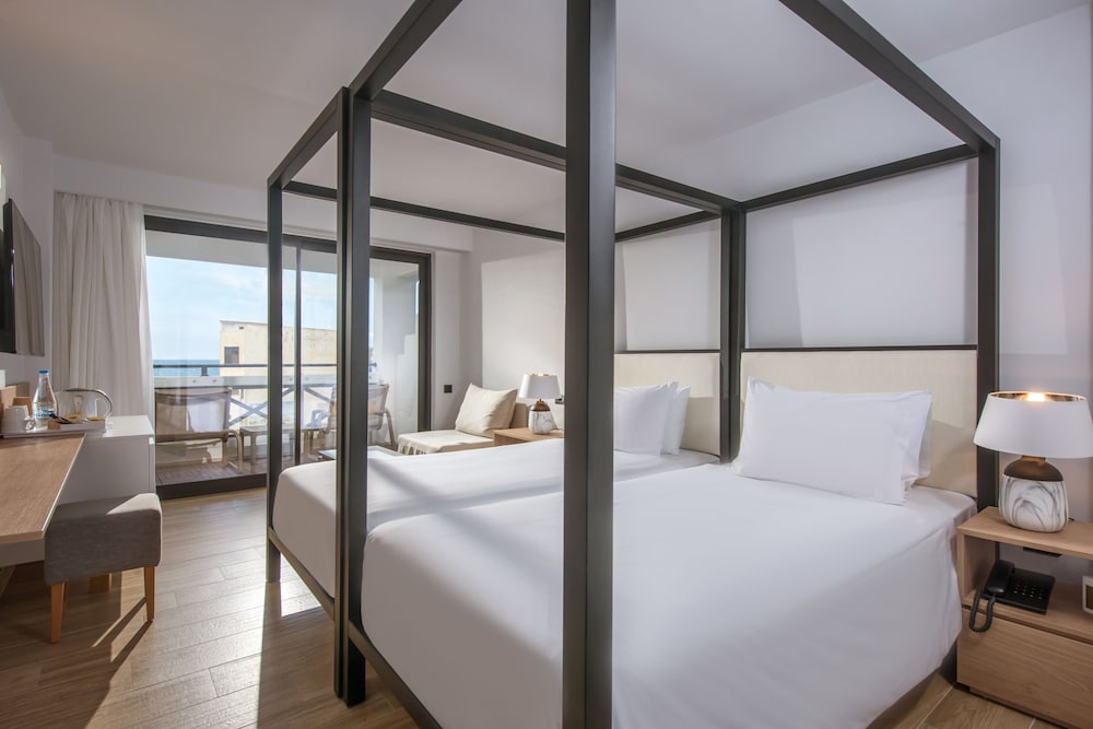Standard Room, Partial Sea View photo 3