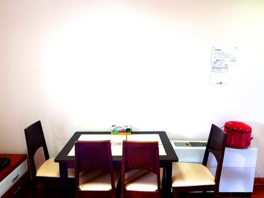 Family Room (C) photo 3