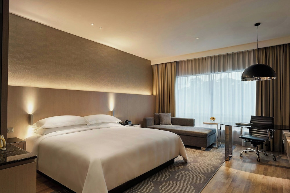 Deluxe Room, 1 King Bed with Sofa bed
