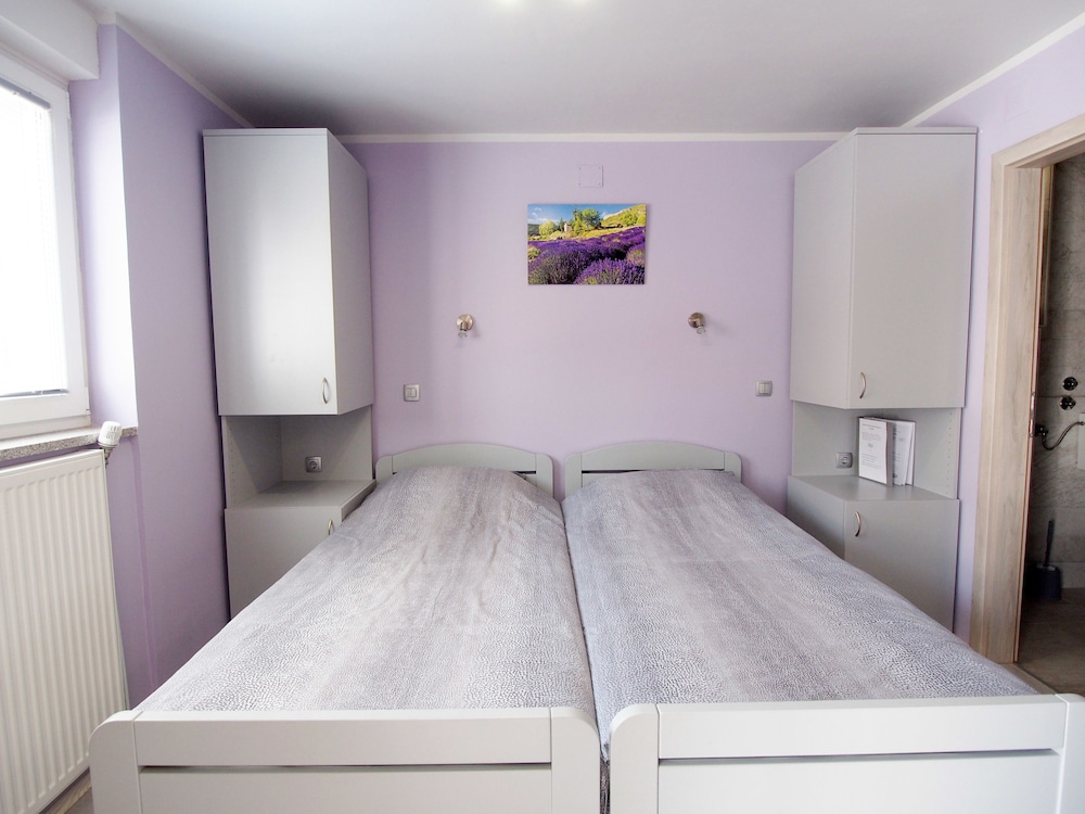 Room (4) photo 1
