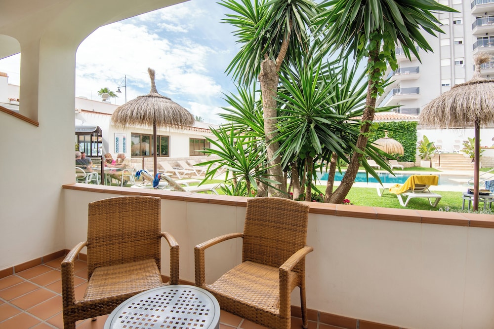 Doble planta baja con terraza, jardín y piscina - Photo 1