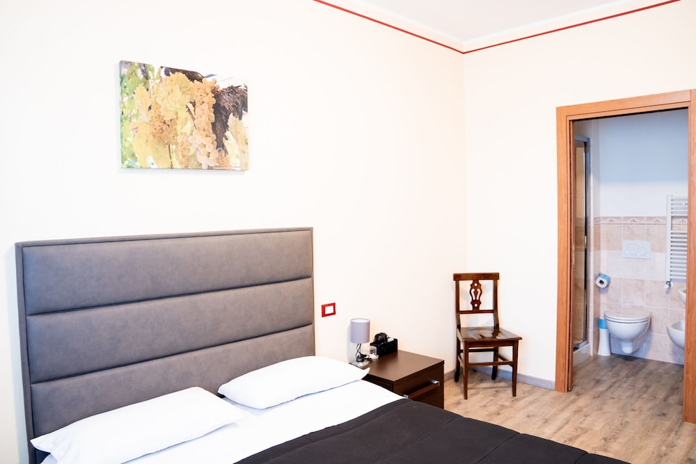Comfort Room, 1 Queen Bed, Private Bathroom