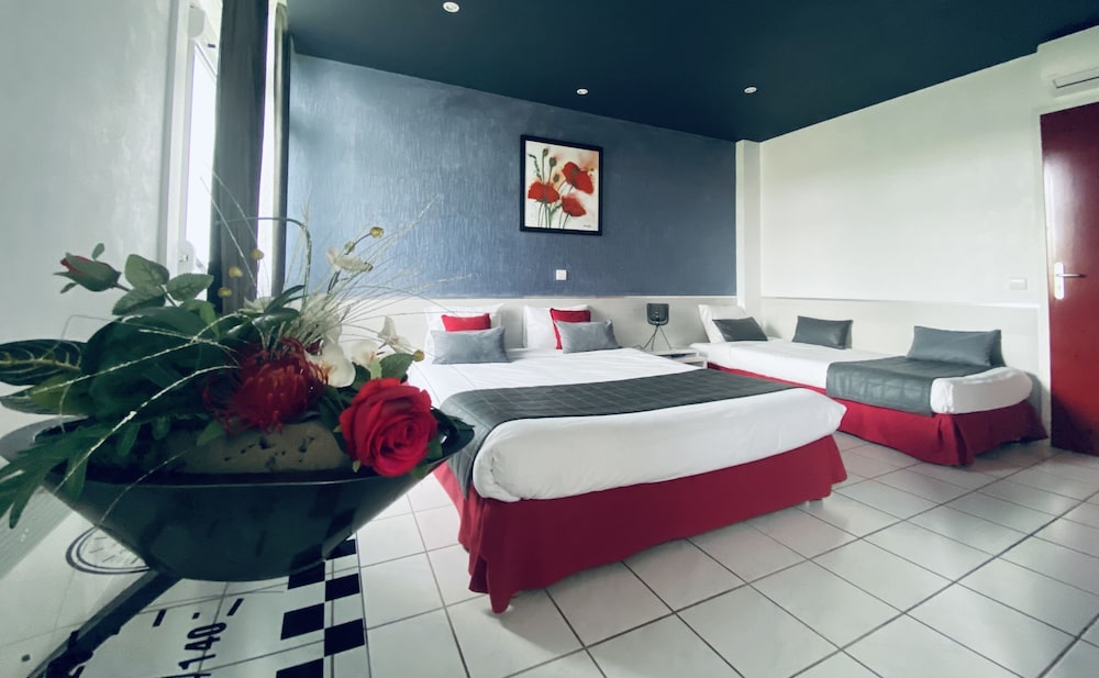 Suite, 1 King Bed with Sofa bed, Refrigerator & Microwave (2 Rooms, Upper Floor, Terrace) - Photo 2