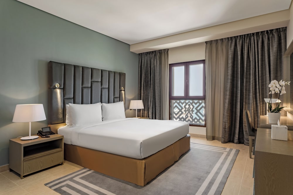 Deluxe Studio Suite, 1 King Bed (Private Beach Access, Skyline View)