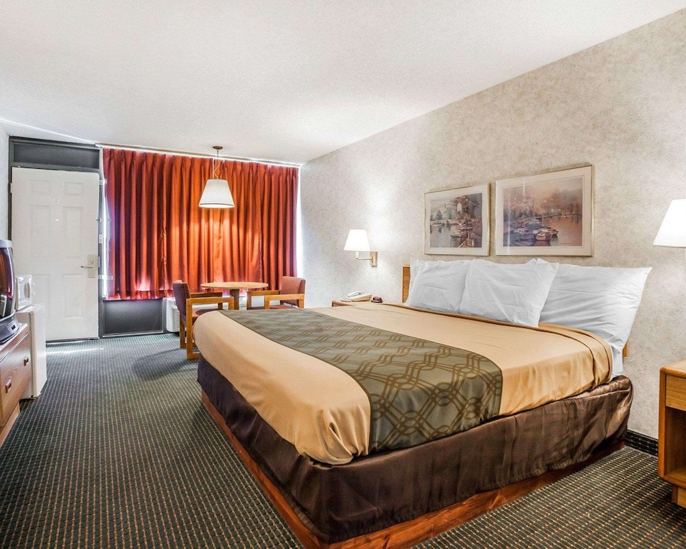 Standard Room, 1 King Bed, Non Smoking - Photo 5