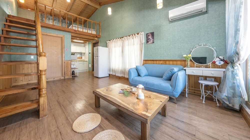 Basic Room, 1 Bedroom (blue)