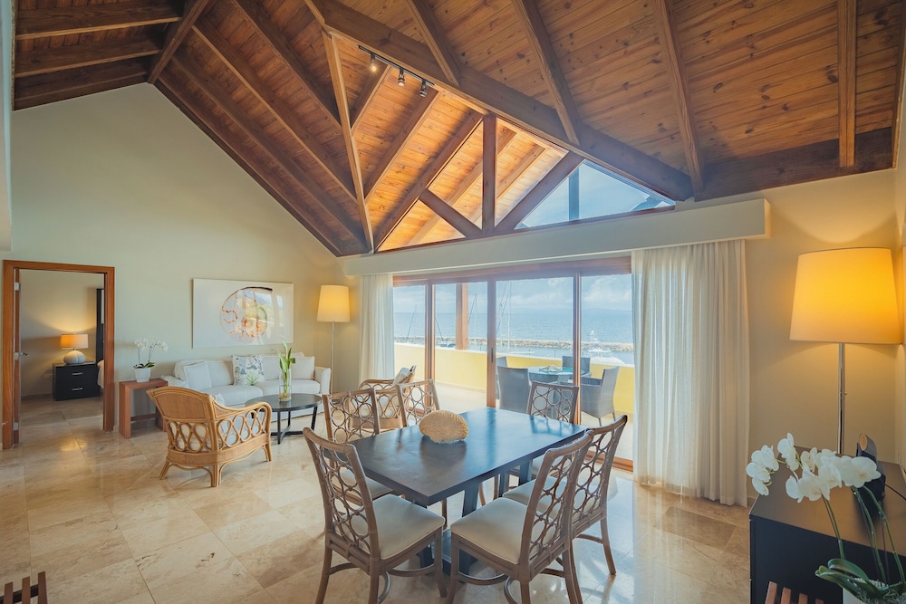 Family Room, 2 Bedrooms thumbnail 6