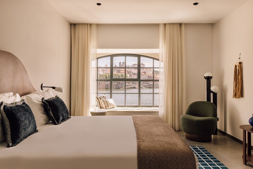 Suite, 2 Bedrooms, River View - Photo 1