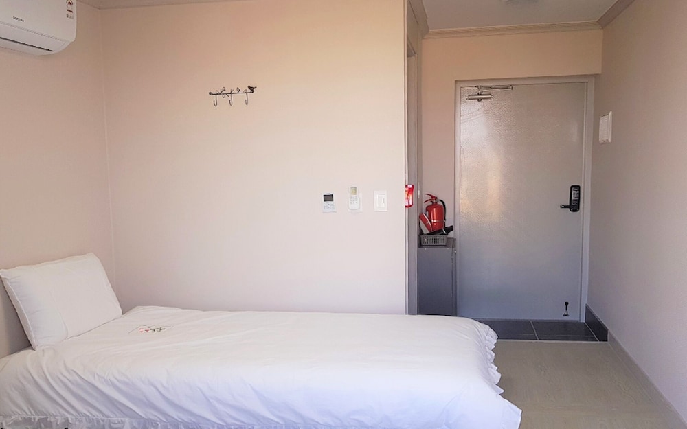 Room (Twin Room) - Photo 5