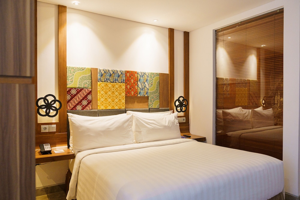 Deluxe Room, 1 King Bed, City View photo 3