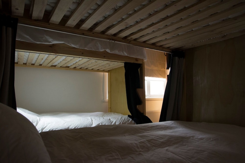 Shared Dormitory, Mixed Dorm (6 Beds, Shared Bathroom) photo 1