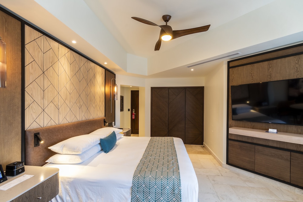 Junior Suite, 1 King Bed, Garden View