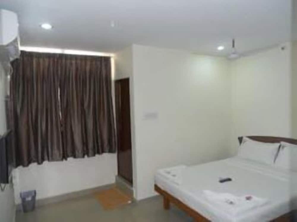 Deluxe Room ( A/C )