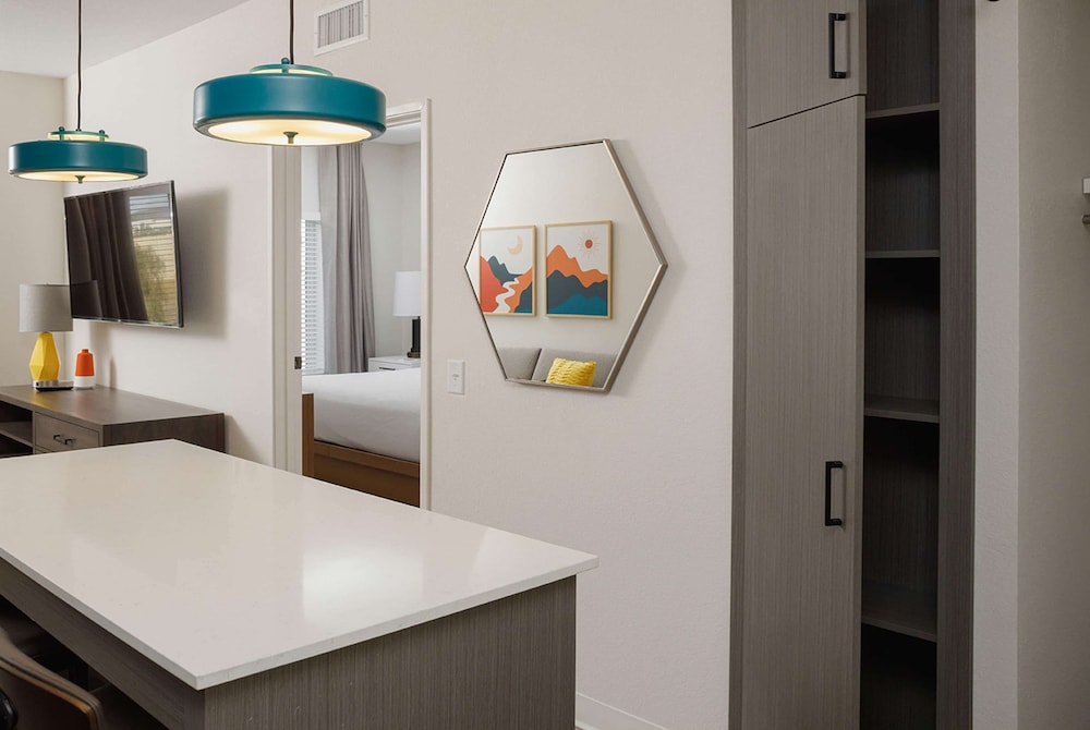 Suite, 1 Bedroom - Photo 2