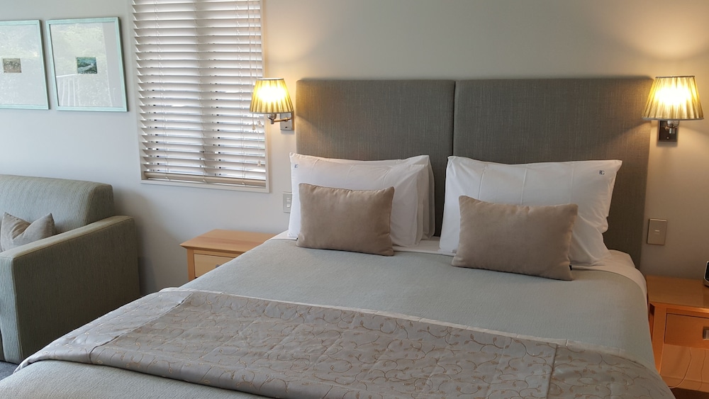 Superior Studio, 1 King Bed photo 3