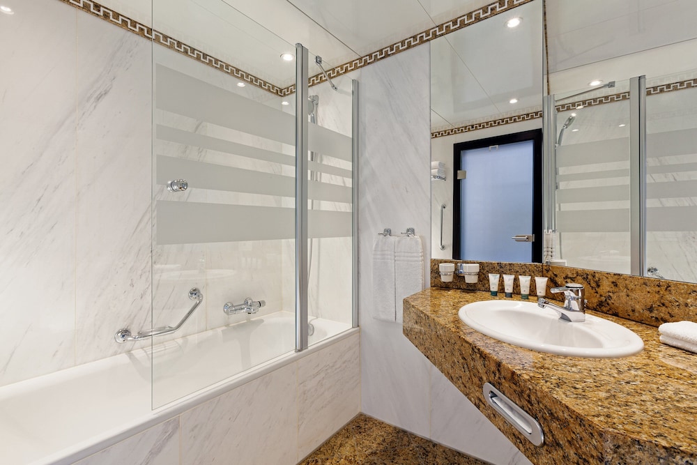 Grand Room, 1 King Bed, City View