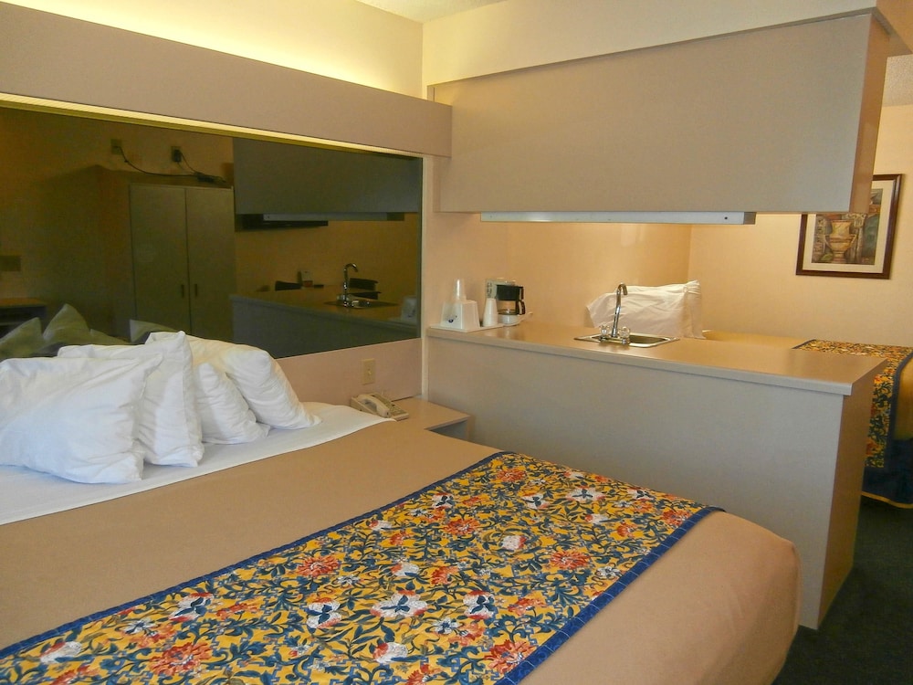 Suite, 1 Queen Bed - Photo 3