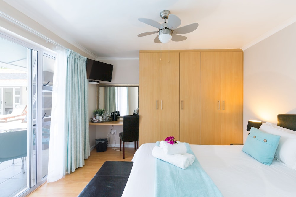 Superior Room, 1 Bedroom (Pool Facing Queen) photo 1