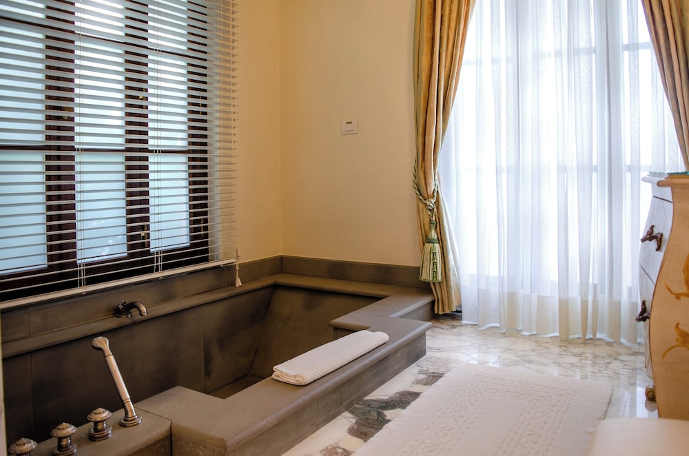 Suite, 1 King Bed (Garden) thumbnail 5