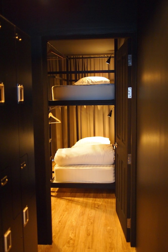WB: Bed in 6-Bed Mixed Dormitory Room with Shared Bathroom photo 2