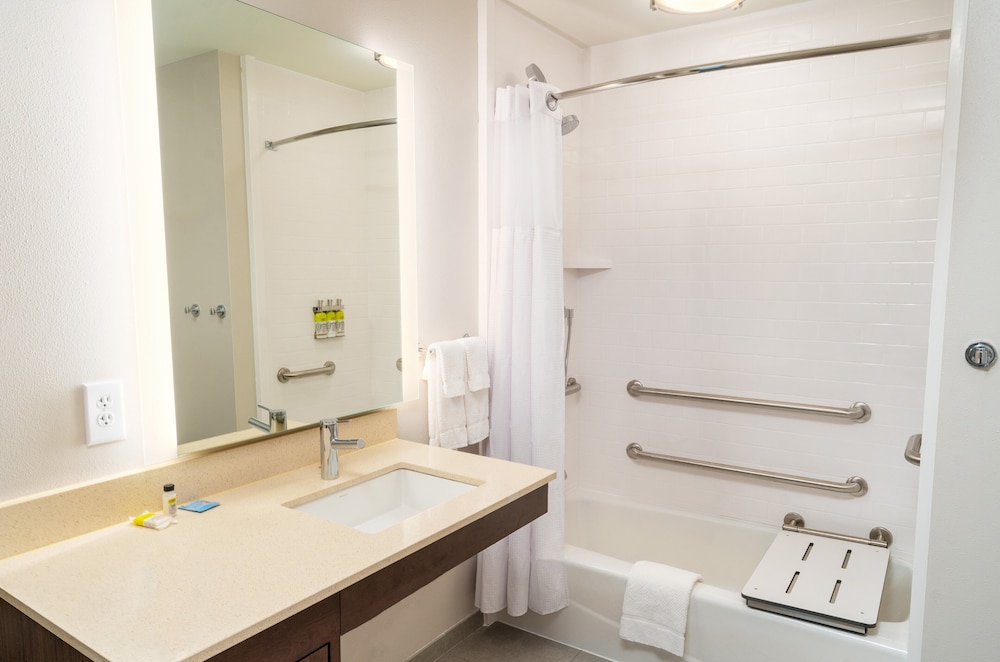 Suite, 1 Bedroom, Accessible Bathtub, Kitchen (Mobility) - Photo 7