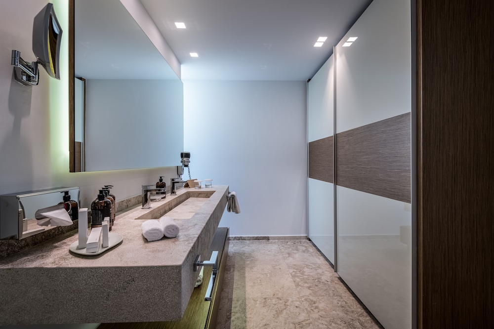 Executive Suite with Two Bedrooms Pool or Sea view - Photo 14